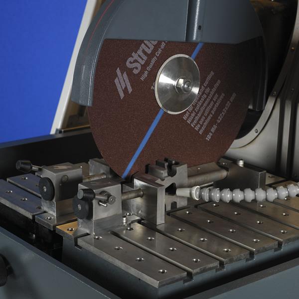 大型湿式磨料切割机专为切割大件而设计，速度快。