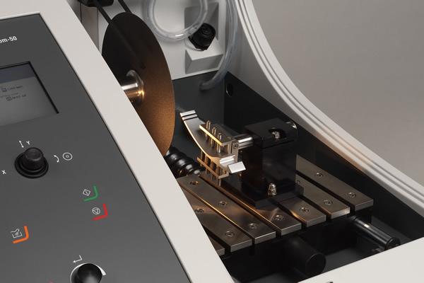 专为低损伤和精密切割而设计的精密切割机。